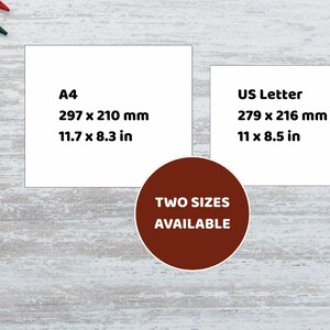 Peut inclure: Image pr&eacute;sentant deux formats de papier : A4 (297 x 210 mm, 11.7 x 8.3 in) et US Letter (279 x 216 mm, 11 x 8.5 in). Un cercle marron avec le texte "TWO SIZES AVAILABLE" est au centre. Des crayons de couleur sont &eacute;parpill&eacute;s. Fond en bois clair.