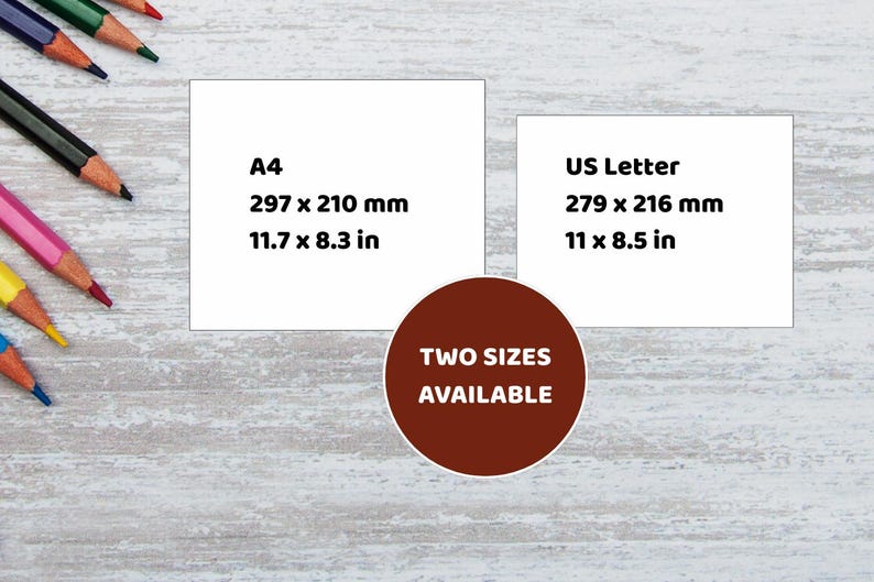 Peut inclure: Image pr&eacute;sentant deux formats de papier : A4 (297 x 210 mm, 11.7 x 8.3 in) et US Letter (279 x 216 mm, 11 x 8.5 in). Un cercle marron avec le texte "TWO SIZES AVAILABLE" est au centre. Des crayons de couleur sont &eacute;parpill&eacute;s. Fond en bois clair.