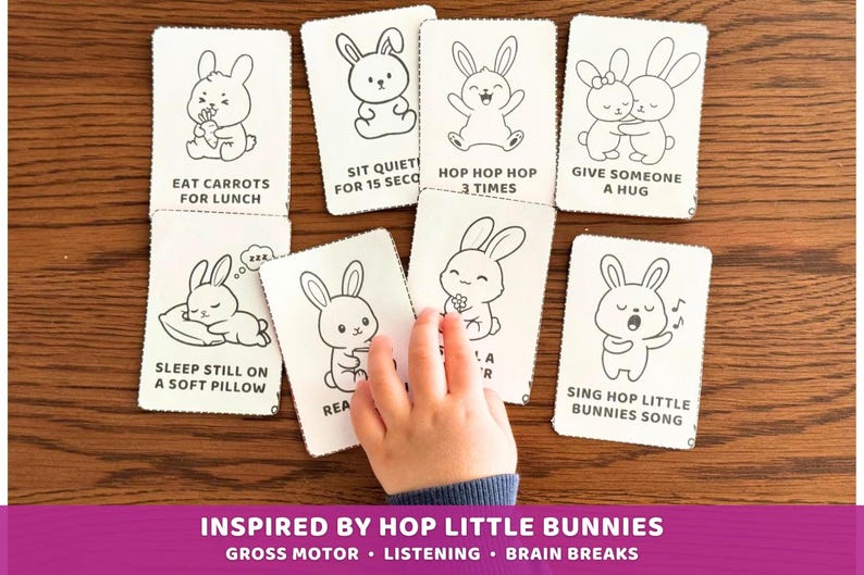 Peut inclure: Un ensemble de cartes blanches avec des dessins au trait noirs de lapins, chacun avec une activit&eacute; diff&eacute;rente. Le texte sur les cartes comprend "Manger des carottes pour le d&eacute;jeuner" et "Faire un c&acirc;lin &agrave; quelqu'un". Une main d'enfant tend la main vers les cartes. Le bas de l'image contient le texte "Inspired by Hop Little Bunnies".