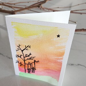 Handgemalte Grusskarte. "Teil der ""Together"" Serie." Zwei Personen, die es genießen, gemeinsam mit einem schönen Sonnenuntergang zu schaukeln.