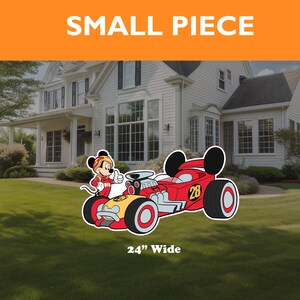 Puede incluir: Un coche de carreras de dibujos animados rojo y amarillo con Mickey Mouse con un traje de carreras de pie junto a &eacute;l. El coche tiene el n&uacute;mero 28 en el lateral y el texto "24" Ancho" debajo.