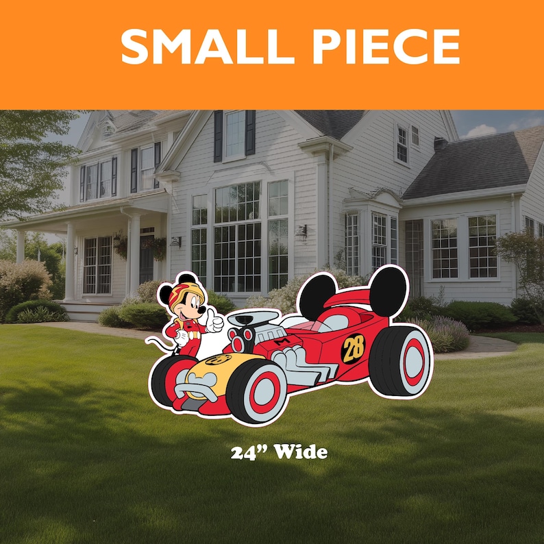 Puede incluir: Un coche de carreras de dibujos animados rojo y amarillo con Mickey Mouse con un traje de carreras de pie junto a &eacute;l. El coche tiene el n&uacute;mero 28 en el lateral y el texto "24" Ancho" debajo.