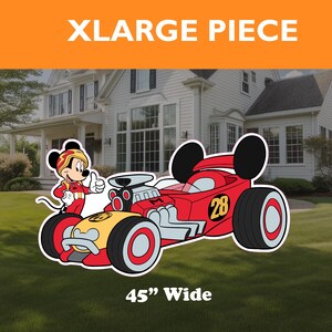 Puede incluir: Un coche de dibujos animados grande, rojo y amarillo con orejas de Mickey Mouse y el n&uacute;mero 28 en el lateral. Mickey Mouse est&aacute; de pie junto al coche, haciendo un gesto de pulgar hacia arriba. El coche tiene 45 pulgadas de ancho.