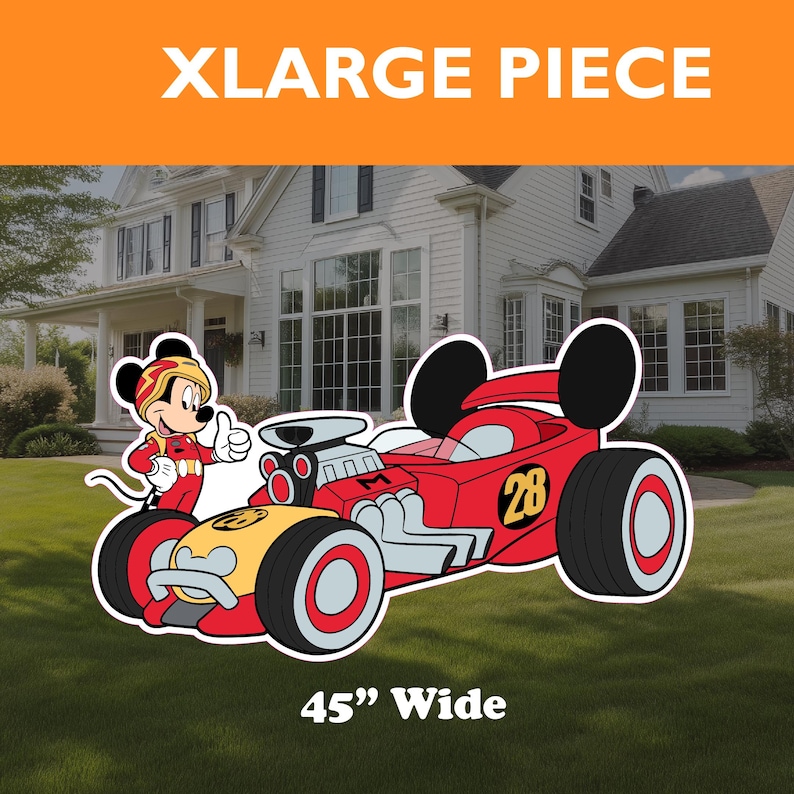 Puede incluir: Un coche de dibujos animados grande, rojo y amarillo con orejas de Mickey Mouse y el n&uacute;mero 28 en el lateral. Mickey Mouse est&aacute; de pie junto al coche, haciendo un gesto de pulgar hacia arriba. El coche tiene 45 pulgadas de ancho.