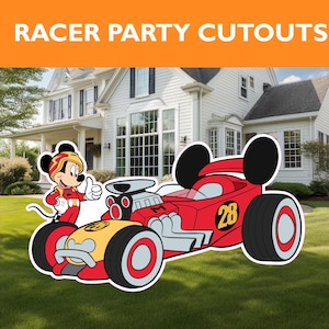 Puede incluir: Un coche de carreras rojo y amarillo con orejas negras de Mickey Mouse y una figura de Mickey Mouse con un traje de carreras rojo de pie junto a &eacute;l. El coche tiene el n&uacute;mero 28 en el lateral.