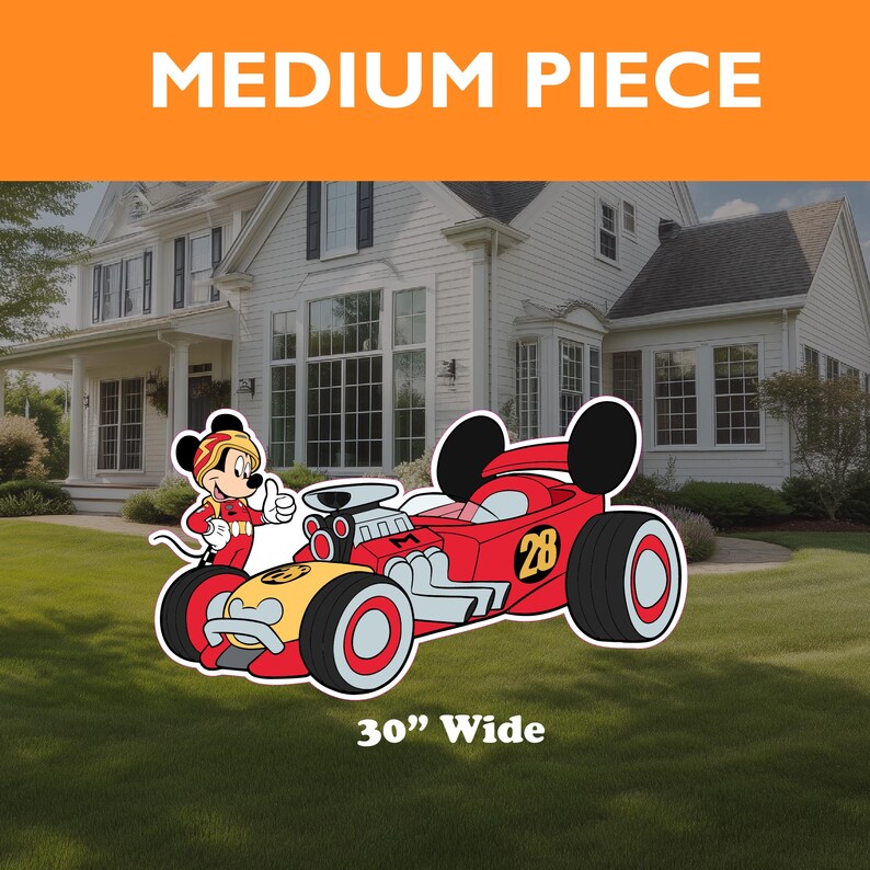 Puede incluir: Un coche de carreras de dibujos animados rojo y amarillo con Mickey Mouse conduciendo. El coche tiene orejas negras de Mickey Mouse y el n&uacute;mero 28 en el lateral. El coche tiene 76 cm de ancho.