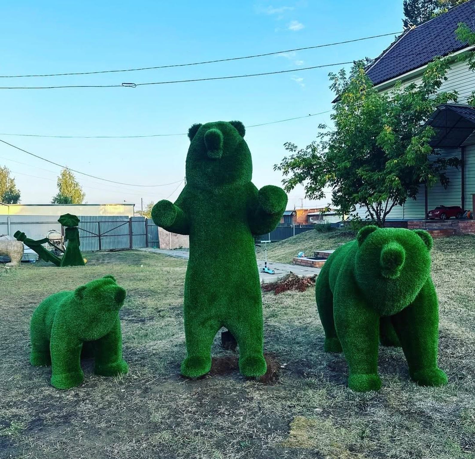 Realistic Topiary Bear Custom Animal Lawn Sculpture Artificial Grass ...