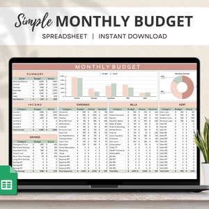 Puede incluir: Una pantalla de computadora portátil que muestra una hoja de cálculo de presupuesto mensual con categorías para ingresos, gastos, ahorros, facturas y deudas. La hoja de cálculo incluye gráficos y diagramas para visualizar los gastos y los ingresos. La hoja de cálculo se titula "Presupuesto Mensual Simple - Hoja de Cálculo | Descarga Instantánea".