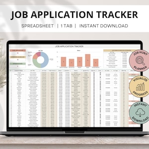 Op de afbeelding: Een laptop met een spreadsheet voor het bijhouden van sollicitaties. Het scherm toont een tabel met kolommen voor functietitel, bedrijf en status. De tekst "JOB APPLICATION TRACKER" staat bovenaan. Ronde graphics tonen "Job Hunt Planner", "Visualize Progress" en "Instant Download".