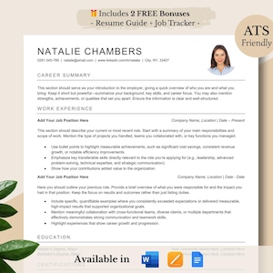Może przedstawiać: Szablon CV z imieniem "Natalie Chambers" na górze. CV zawiera sekcje dotyczące podsumowania kariery, doświadczenia zawodowego i wykształcenia. Dokument jest oznaczony jako "ATS Friendly" i zawiera długopis i roślinę.