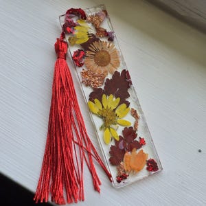 Segnalibro in resina floreale rossa: tema autunnale con nappa