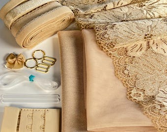 Puede incluir: Un conjunto de tela beige y encaje para la confección de lencería. El conjunto incluye dos piezas de tela de malla beige, una pieza de encaje beige, un rollo de elástico beige, un rollo de elástico dorado, dos piezas de plástico transparente, un juego de cierres dorados y un cierre de sujetador beige.