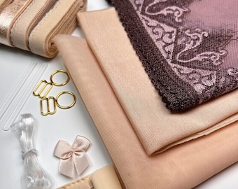 Puede incluir: Un conjunto de suministros para la elaboración de lencería que incluye tela beige, encaje, tiras elásticas y herrajes.