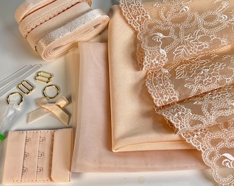 Puede incluir: Un conjunto de suministros para la elaboración de lencería que incluye encaje beige, tela de malla, elástico y herrajes para sujetador.