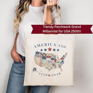 Peut inclure: Sac fourre-tout crème avec une carte des États-Unis en patchwork. Le sac porte l'inscription "AMERICA 250" avec des étoiles et les années "1776-2026". Une bannière indique "Trendy Patchwork Grand Millennial for USA 250th!"