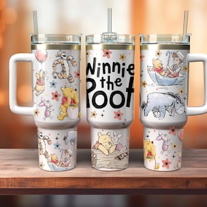 Puede incluir: Tres vasos aislados blancos con asas, cada uno con un dise&ntilde;o diferente de Winnie the Pooh. Los vasos tienen ilustraciones de Pooh, Tigger, Piglet y Eeyore, con las palabras "Winnie the Pooh" en el vaso central. Cada vaso tiene una pajita.
