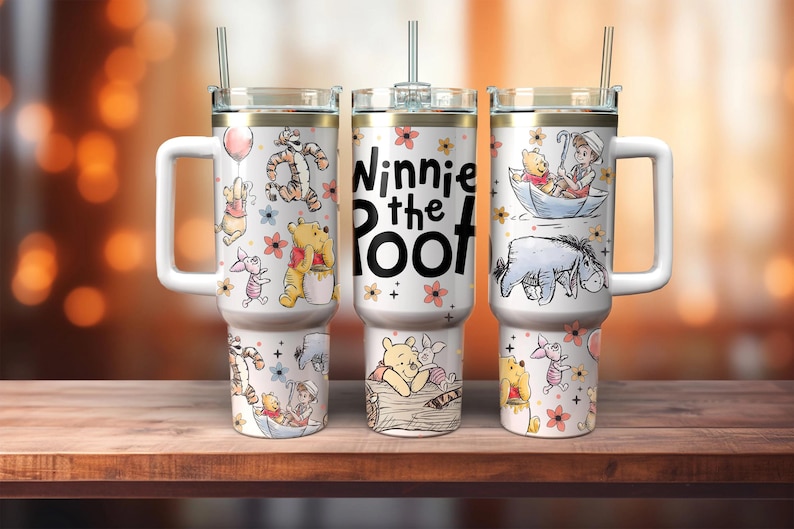 Puede incluir: Tres vasos aislados blancos con asas, cada uno con un dise&ntilde;o diferente de Winnie the Pooh. Los vasos tienen ilustraciones de Pooh, Tigger, Piglet y Eeyore, con las palabras "Winnie the Pooh" en el vaso central. Cada vaso tiene una pajita.