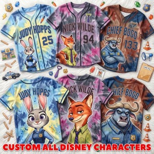 Puede incluir: Seis camisetas de manga corta con botones que presentan a los personajes de Zootopia Judy Hopps, Nick Wilde y Jefe Bogo. Las camisas muestran patrones tie-dye en azul, morado y marr&oacute;n, con nombres, n&uacute;meros y gr&aacute;ficos de uniformes policiales.