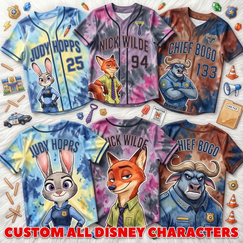 Puede incluir: Seis camisetas de manga corta con botones que presentan a los personajes de Zootopia Judy Hopps, Nick Wilde y Jefe Bogo. Las camisas muestran patrones tie-dye en azul, morado y marr&oacute;n, con nombres, n&uacute;meros y gr&aacute;ficos de uniformes policiales.