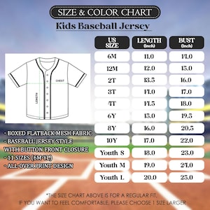 Op de afbeelding: Maat- en kleurentabel voor honkbalshirts voor kinderen. De tabel bevat Amerikaanse maten, lengte in inches en borstmetingen in inches. Kenmerken zijn boxed flatback mesh stof, honkbalshirtstijl, knoopsluiting aan de voorkant en all-over print design.