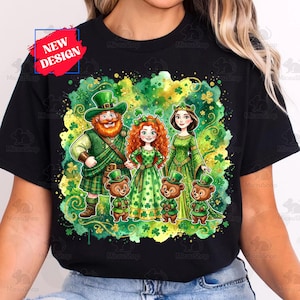 Może przedstawiać: Czarna koszulka z motywem Dnia Świętego Patryka. Przedstawia rodzinę postaci w zieleni, w tym skrzata, księżniczkę i misie. Słowa "NEW DESIGN" znajdują się w czerwonym polu w lewym górnym rogu.