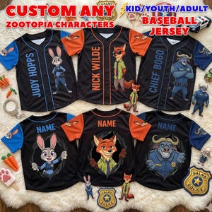 Op de afbeelding: Zwarte honkbalshirts met karakterontwerpen uit Zootopia. De shirts tonen personages als Judy Hopps, Nick Wilde en Chief Bogo. De tekst "CUSTOM ANY ZOOTOPIA CHARACTERS BASEBALL JERSEY" staat bovenaan.