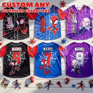 以下が含まれることがあります： スパイダーマンとスパイダーグウェンのデザインが施された、黒、青、紫の野球スタイルのジャージ。各ジャージの背面には名前と番号があり、赤と白のアクセントが付いています。「CUSTOM ANY SUPERHERO CHARACTERS」というテキストが上部にあります。