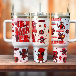 Può includere: Tre bicchieri isolanti bianchi con manici, ognuno con un design diverso con il personaggio di Deadpool. I disegni includono testo e illustrazioni in rosso e nero, con fulmini e stelle.