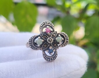 Anello con tre pietre di smeraldo, in argento sterling 925 Anello con smeraldo, rubino, zaffiro, anello di fidanzamento con tre pietre di smeraldo, design etnico