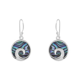 Op de afbeelding: Een paar zilveren oorbellen met een cirkelvormig ontwerp. Elke oorbel heeft een levendige, iriserende abalone schelpinleg in tinten blauw, groen en paars, met een golfvormig zilveren accent. De oorbellen hebben een haaksluiting.