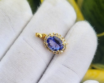 Natürlicher Tansanit Anhänger aus 18k Massivgold Anhänger Oval Geschliffener Edelstein Anhänger Handgemachter Anhänger Minimalistischer Eleganter Anhänger Hochzeitsgeschenke