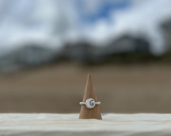 Anello con conchiglia di Shiva e fascia di corda intrecciata
