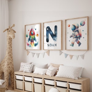 Poster personalizzati per la cameretta dei bambini a tema spaziale - Carta di alta qualità - Astronauta, Astronave e Nome e Iniziale personalizzati - Set da 3 stampe