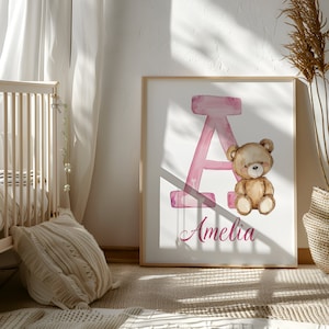 Arte de parede personalizada de urso de pelúcia | Placa com nome para quarto de bebê | Decoração de parede para meninas | Berçário com impressão inicial | Decoração para quarto de criança | Presente para menina