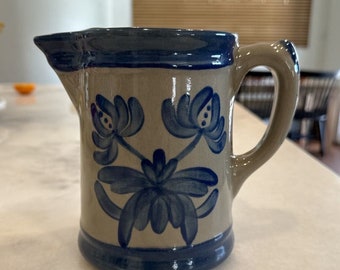 Beaumont Brothers Pottery Pitcher Blue Salt glasiert Vtg signiert BBP 1998 Blume