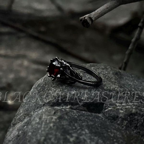 Anillo Rosa Sangrienta Granate / Regalo Gótico Boho, Anillo Floral, Joyería Victoriana de Bruja, Whimsigoth, Anillo Delicado de Vampiro, Regalo de Aniversario para Ella