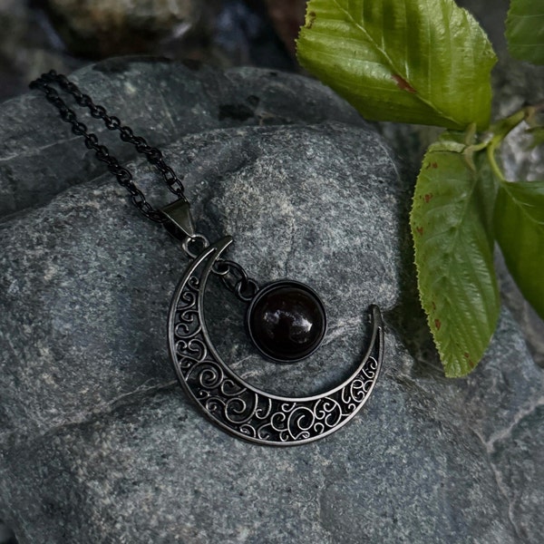 Collar de luna creciente de sangre / victoriano gótico, gótico romántico, joyería de brujas, piedra granate, amuleto macabro vampiro, regalos para ella/cumpleaños