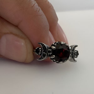 Garnet Stone Moon Ring Goth/Emo Gift, Romantic Blood Gem Ring, Celestial Victorian Jewelry, Vampire Ring, Witchy Gifts for Her/Anniversary zdjęcie 2