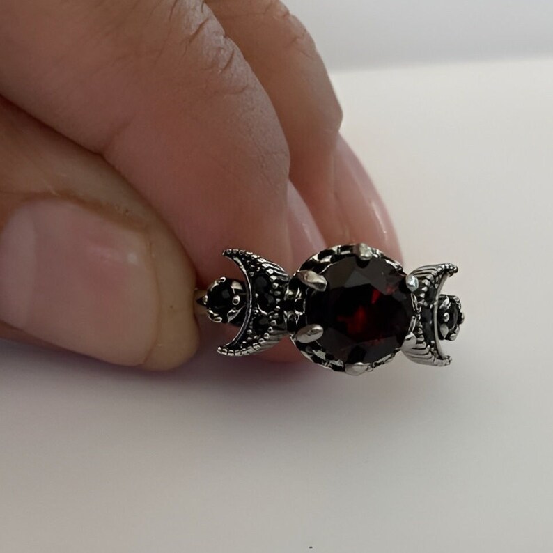 Garnet Stone Moon Ring Goth/Emo Gift, Romantic Blood Gem Ring, Celestial Victorian Jewelry, Vampire Ring, Witchy Gifts for Her/Anniversary zdjęcie 2