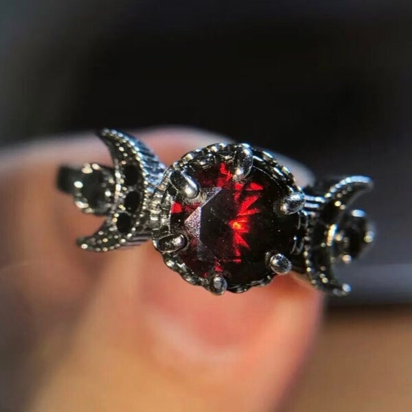 Anillo de luna de piedra granate / regalo gótico/emo, anillo romántico de gemas de sangre, joyería victoriana celestial, anillo de vampiro, regalos de brujas para ella/aniversario