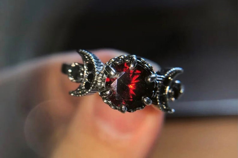 Garnet Stone Moon Ring Goth/Emo Gift, Romantic Blood Gem Ring, Celestial Victorian Jewelry, Vampire Ring, Witchy Gifts for Her/Anniversary zdjęcie 1