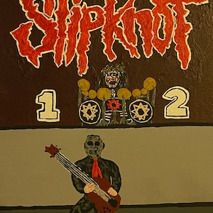 Puede incluir: Un lienzo pintado a mano con una representación de la banda Slipknot. El nombre de la banda está escrito en rojo con contornos blancos. El número "1" está en el lado izquierdo del lienzo y el número "2" está en el lado derecho. Una figura con una máscara y sosteniendo un bajo está en el centro inferior del lienzo.