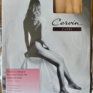 Puede incluir: Paquete de medias finas Cervin Capri. El paquete presenta una silueta de una persona que lleva las medias. El paquete también incluye el texto "LIGNE CLASSIQUE BAS VOILE EXTRA FIN SANS COUTURE" y "100% POLYAMIDE".