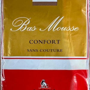 Peut inclure: Un paquet de bas mousse confortables sans couture Labonal. Le paquet est de couleur or et rouge et présente un logo de panthère noire et le texte "Helanca Special Polyamide".