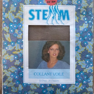 Peut inclure: Paquet de collants voile transparents, marqué "STEAM" en blanc. L'emballage présente un motif floral bleu et une photo d'une femme. Le texte "COLLANT VOILE" et "22 Dtex - 20 Deniers" sont également visibles.
