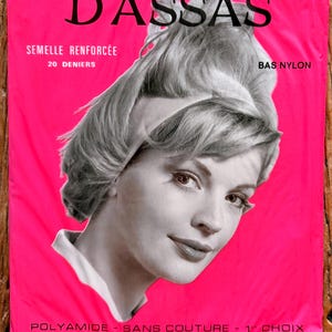 Peut inclure: Publicité vintage pour les bas nylon D'ASSAS. L'image présente un portrait en noir et blanc d'une femme sur un fond rose vif. Le texte comprend "SEMELLE RENFORCÉE" et "BAS NYLON".