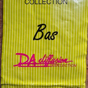 Peut inclure: Un emballage rayé jaune et blanc avec le texte "COLLECTION" et "Bas" en noir. Le texte "DA diffusion COLLECTION" est en rose et rouge. L'emballage porte également le texte "MADE IN ITALY" et "TEL 01 43710280".