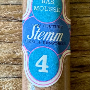 Peut inclure: Une semelle intérieure en mousse renforcée, sans couture, de couleur marron, avec une étiquette bleue et blanche indiquant "Bas Mousse Sans Couture Stemm Semelle Renforcee 4".