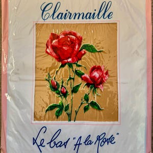 Pode incluir: Uma capa de álbum de vinil vintage com fundo rosa e borda dourada. O título do álbum é "Le bar "A la Rose" em texto azul. A capa apresenta uma pintura de rosas vermelhas com folhas verdes sobre um fundo dourado.