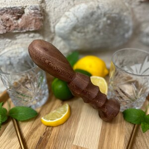 木製カクテルマドラーは手作りです - 一つ一つがユニークです